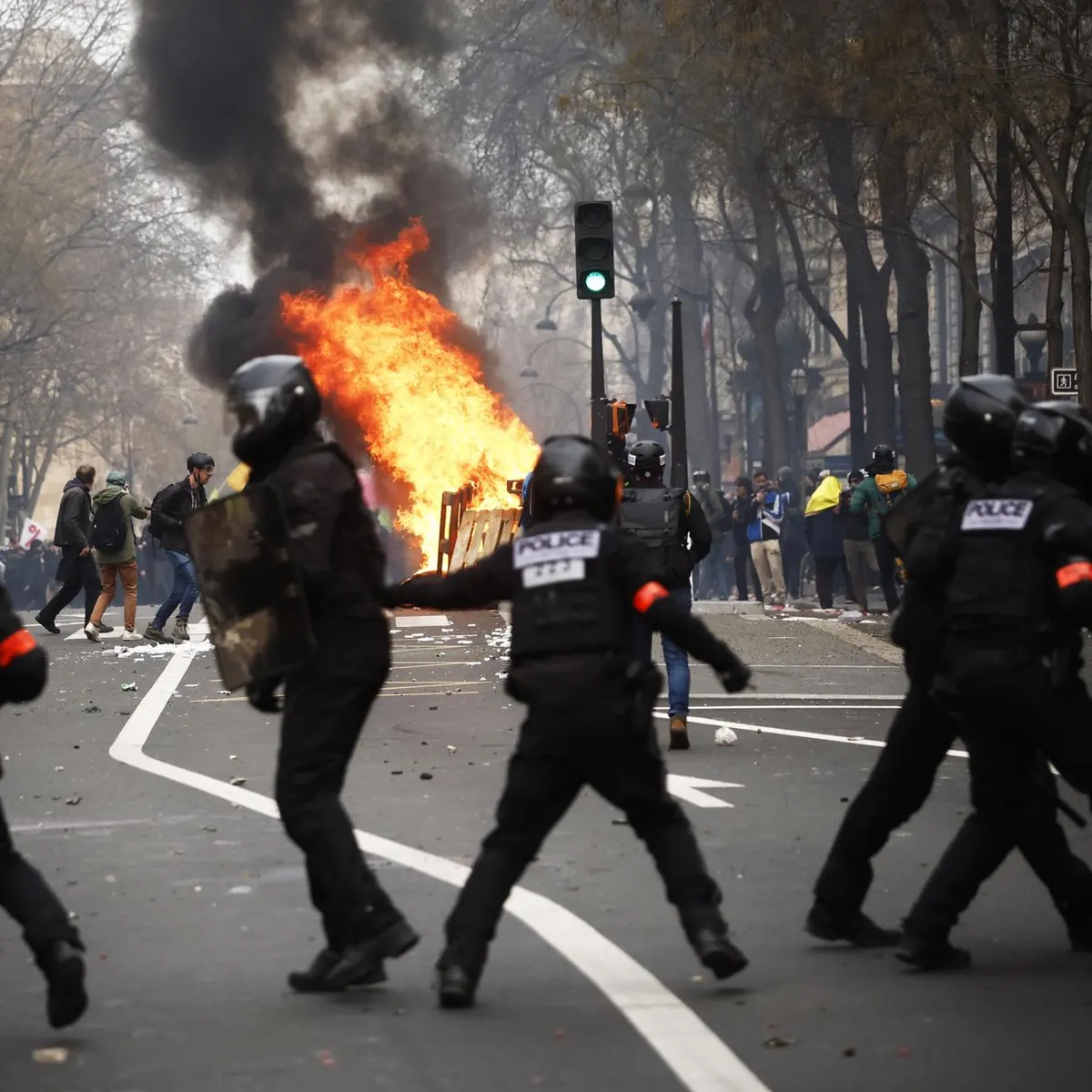 Operativo de seguridad en París ante la llegada de miles de aficionados del PSG tras la final europea.webp